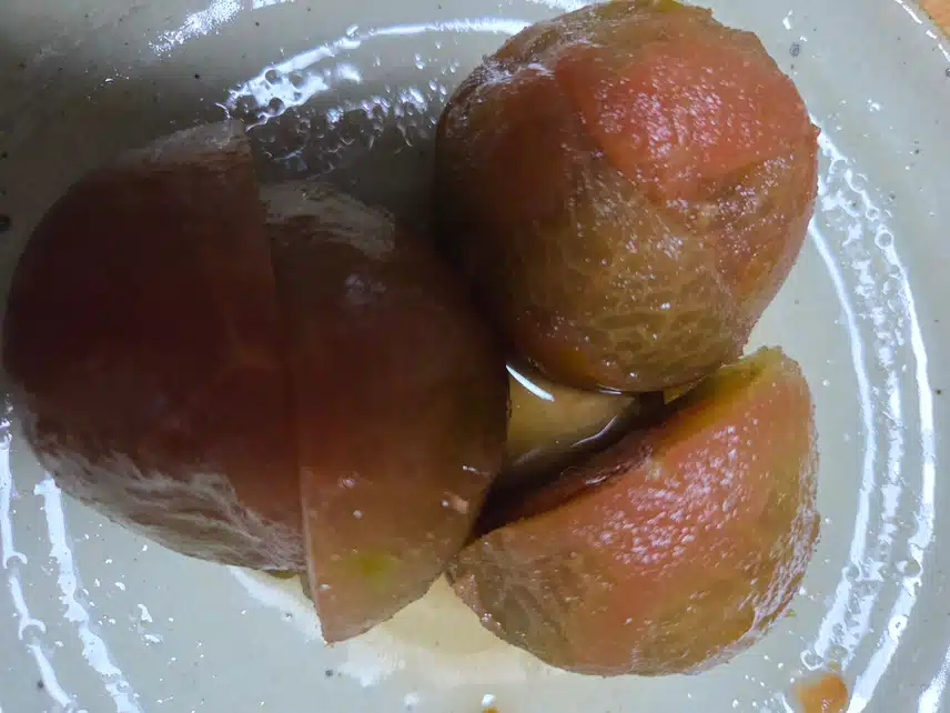 껍질 벗긴 토마토