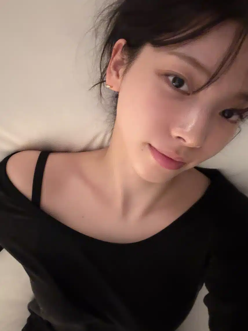 에스파 침대 셀카jpg