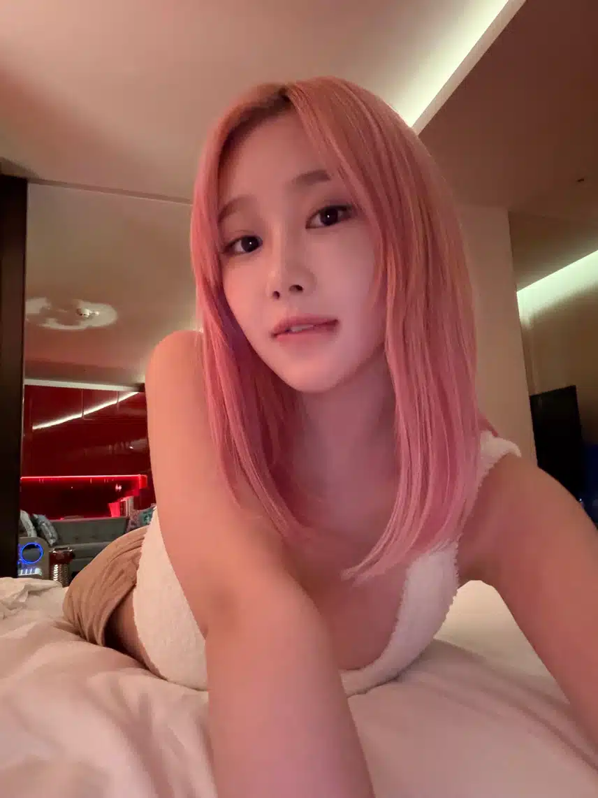 에스파 침대 셀카jpg