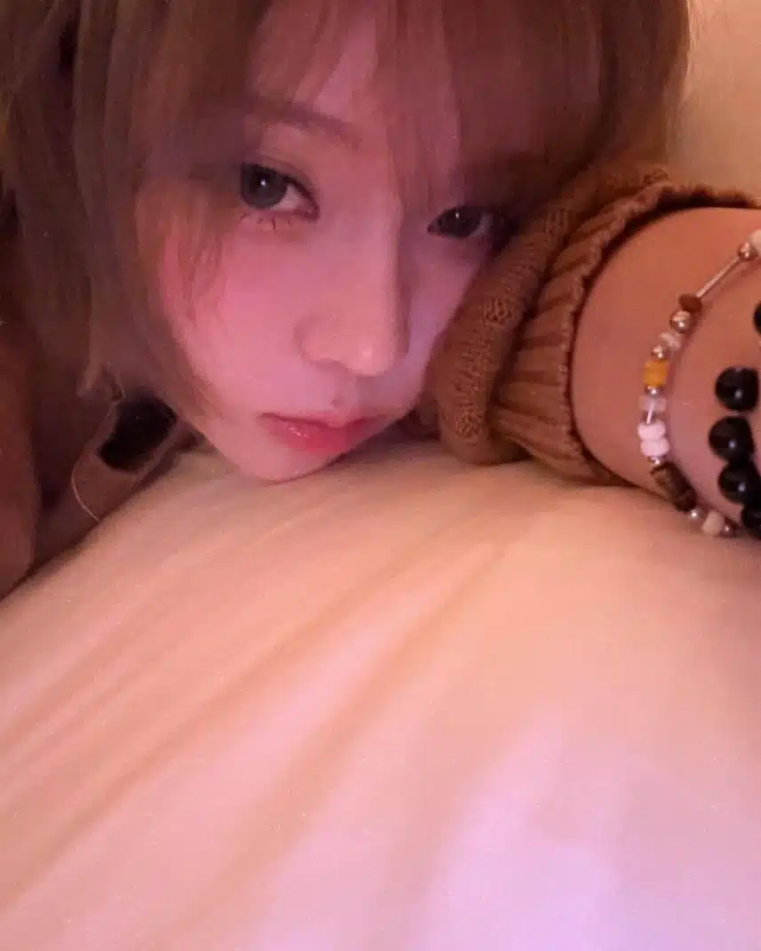 에스파 침대 셀카jpg