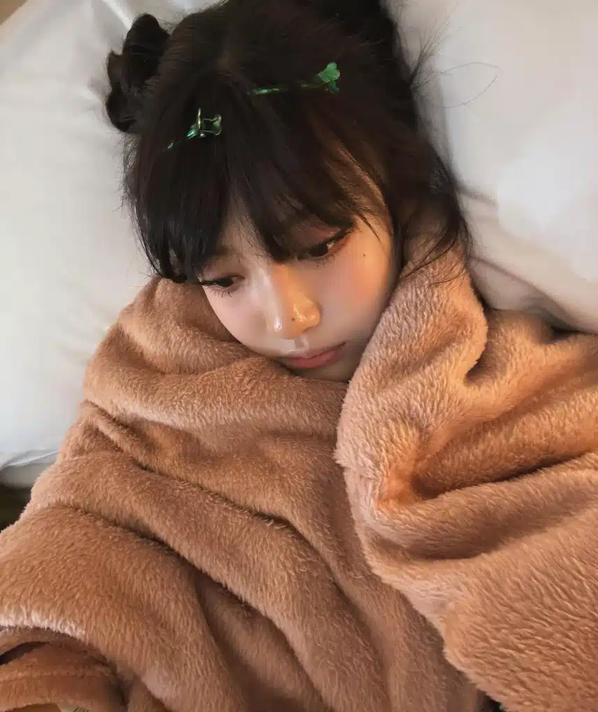 에스파 침대 셀카jpg