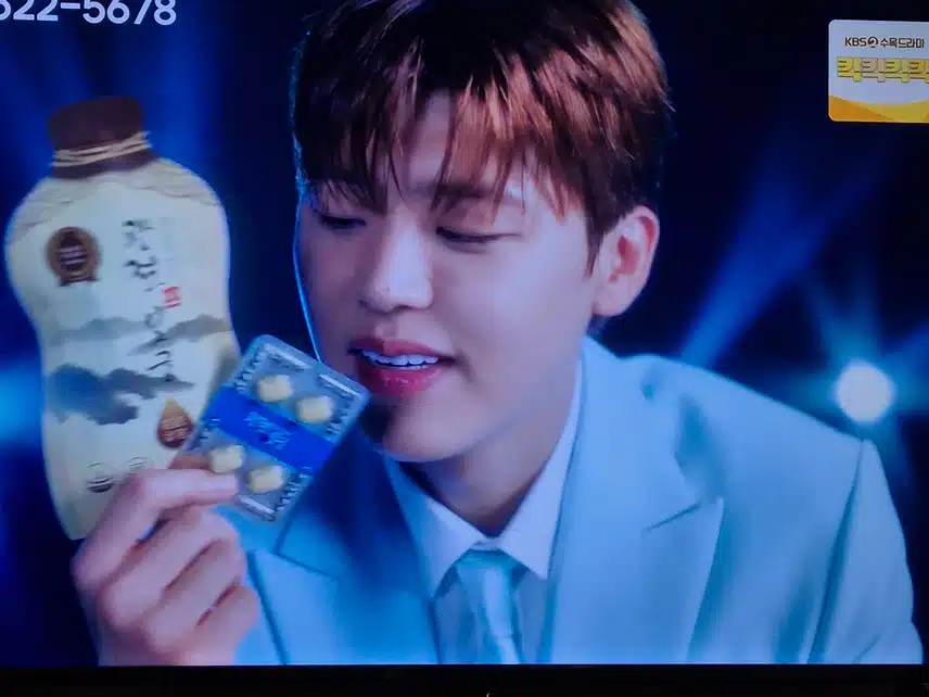관절과 연골에 도움주는 건강기능식품의 광고를 찍었네요