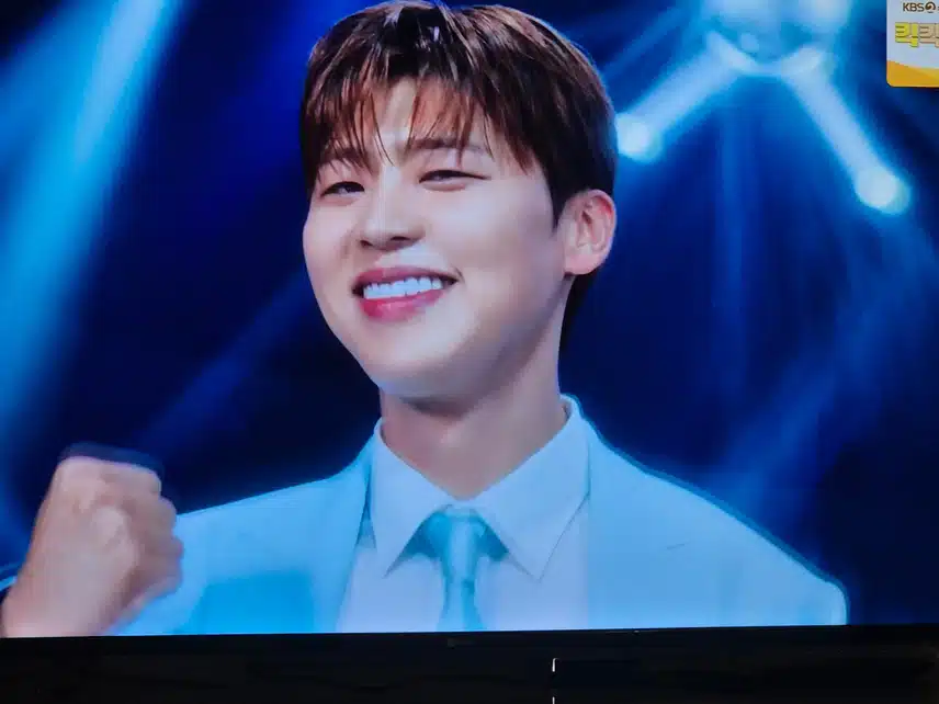 관절과 연골에 도움주는 건강기능식품의 광고를 찍었네요