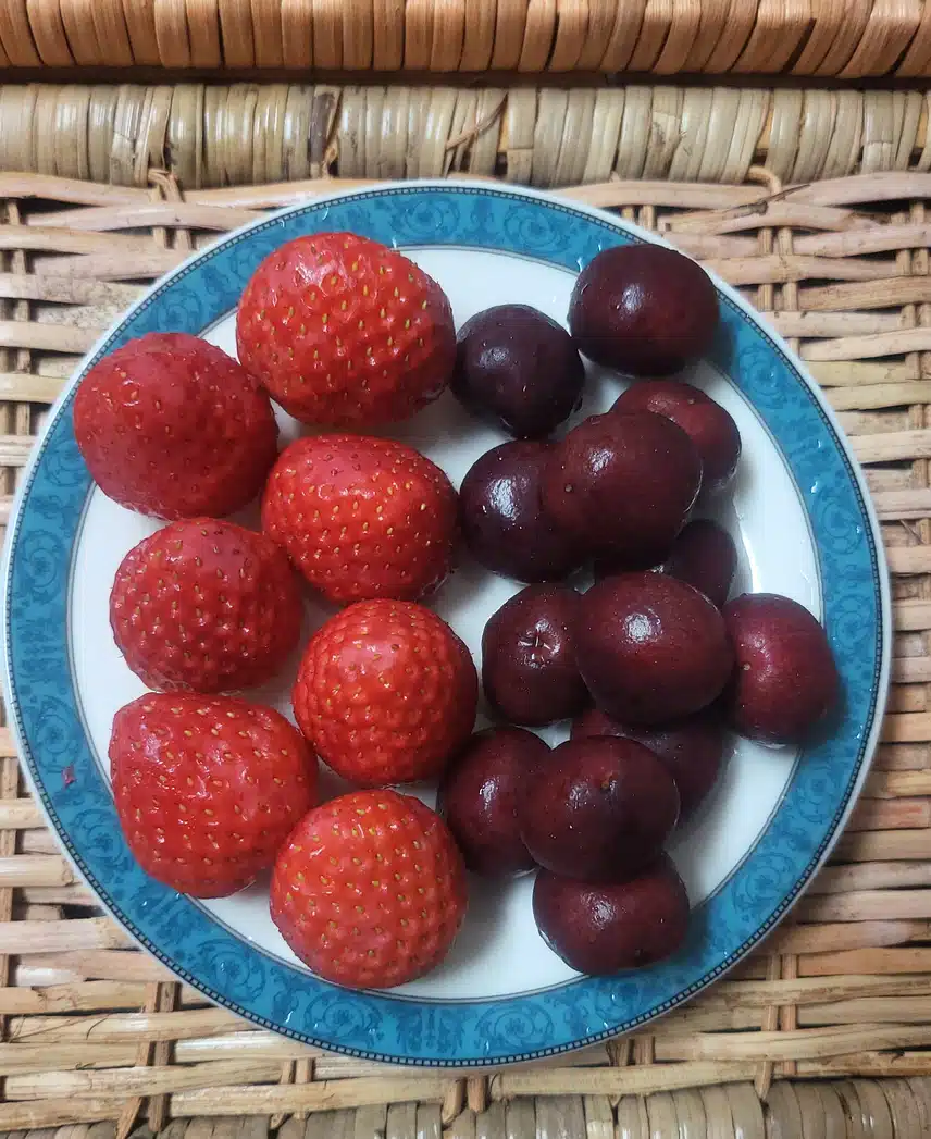 식전에 딸기와 체리🍓 🍒 