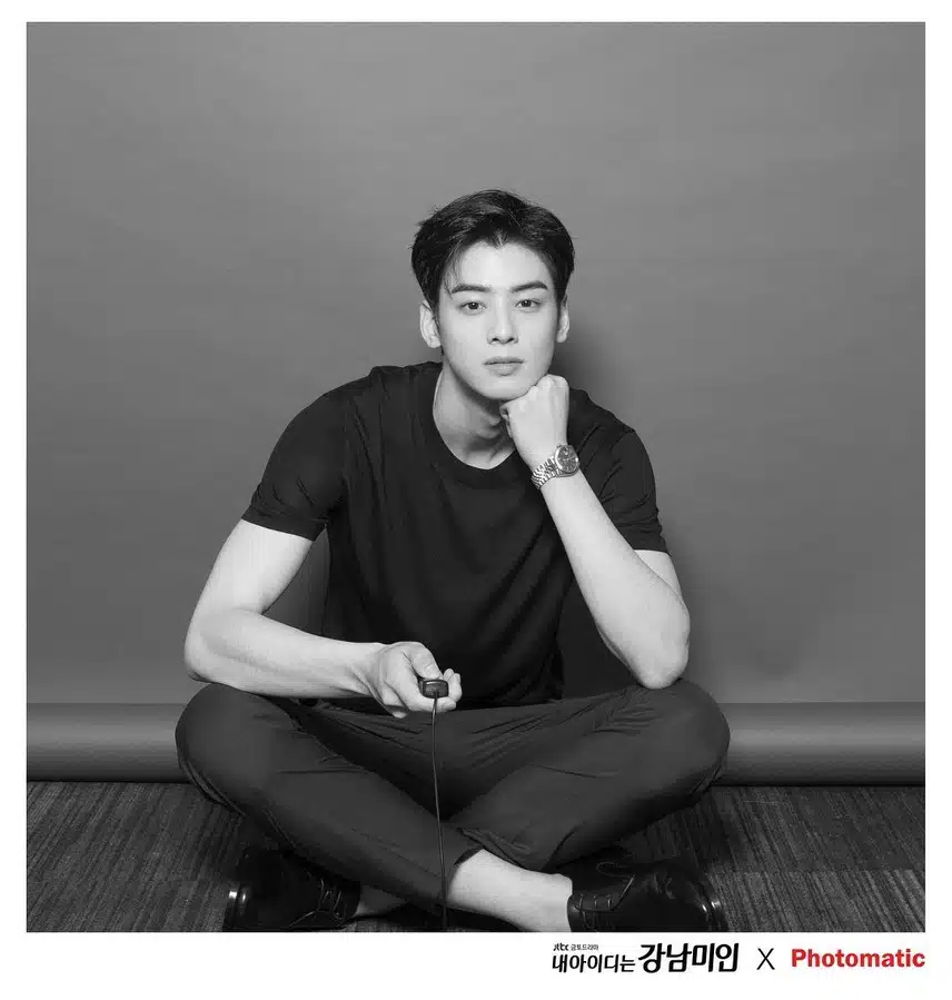 Le immagini di Cha Eunwoo sono davvero indescrivibili. Sembra risplendere anche nelle foto in bianco e nero.