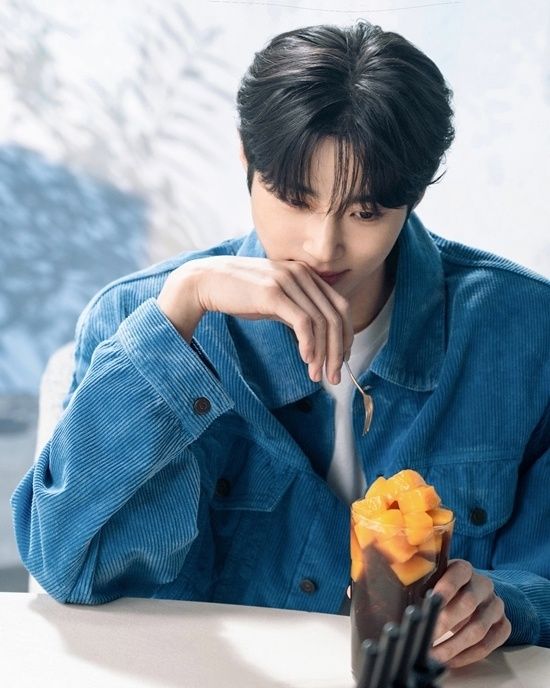 청 골덴 자켓도 멋스러운 변우석님 사진