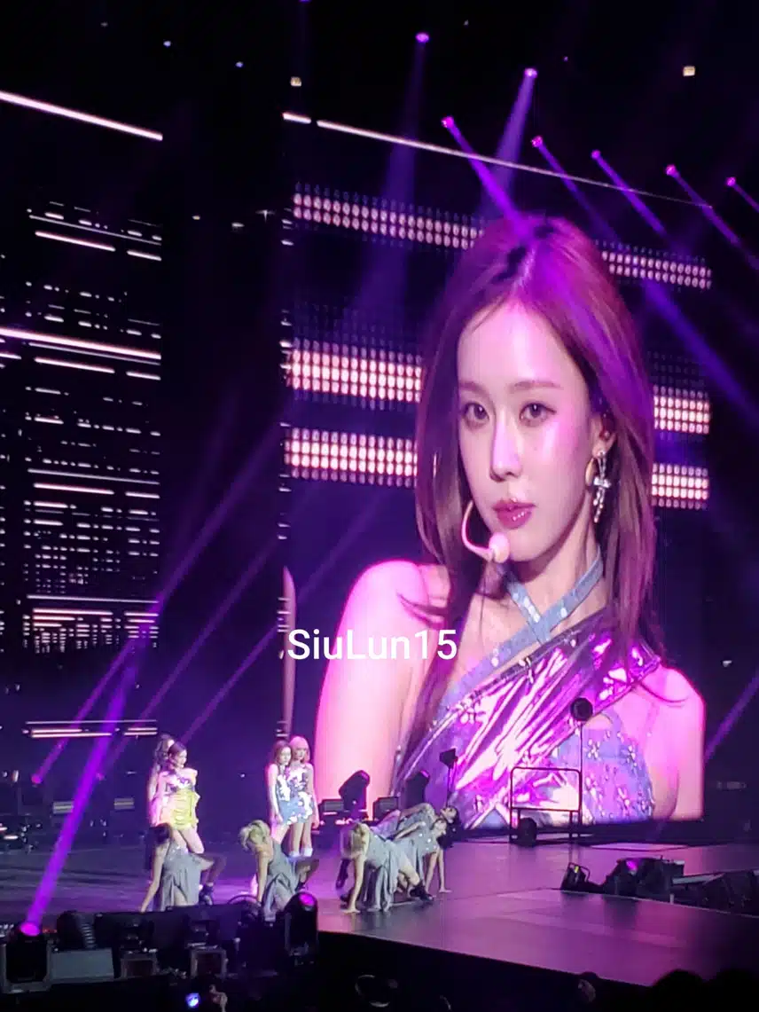 어제 시카고 콘서트 윈터 전광판