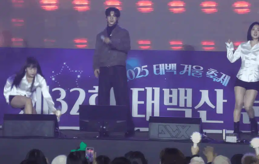 정동원군 태백산 눈축제 개막식에서 멋진 공연 무대 보여주었습니다.