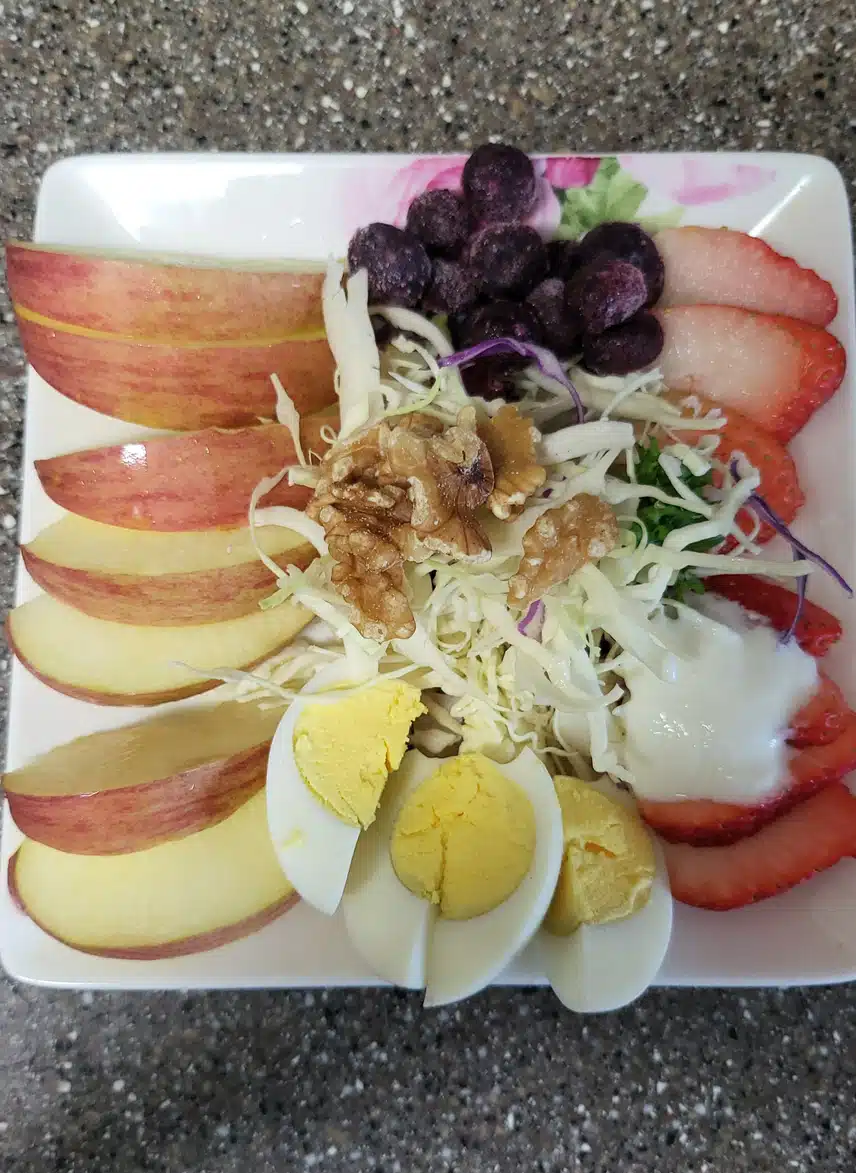 아침 샐러드와  사과 🥗🍎🥚