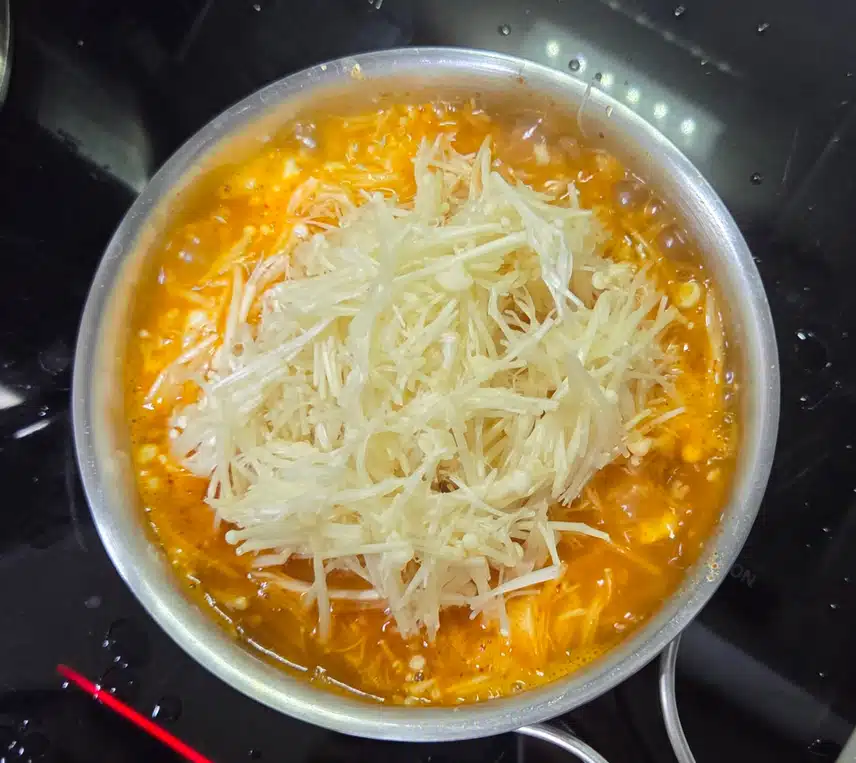 팽이버섯을 듬뿍 넣은 순두부찌개 