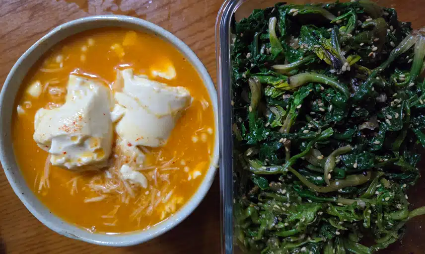 팽이버섯을 듬뿍 넣은 순두부찌개 