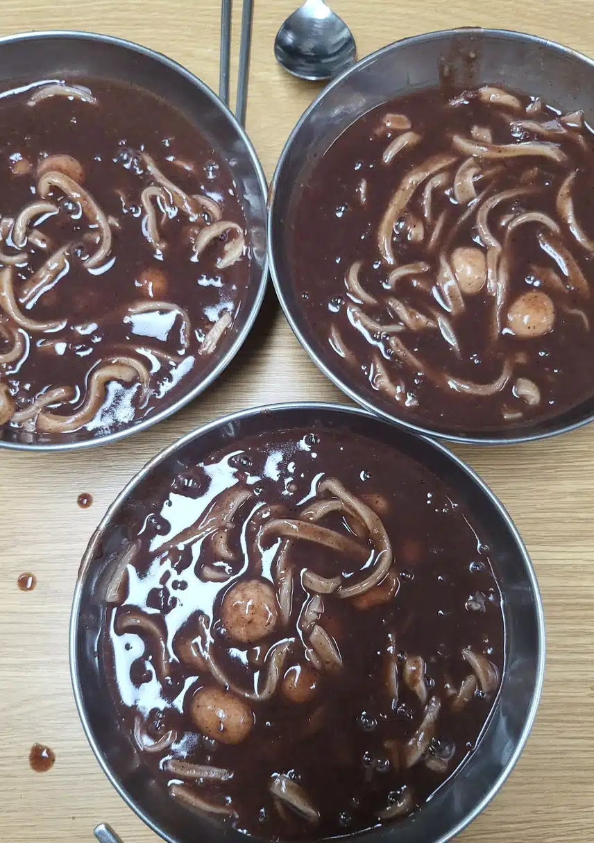 🫘뜨끈한 팥칼국수 꿇여  주시네요.