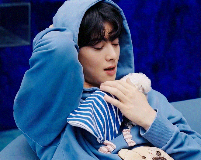 Cha Eun-woo y su pequeño y precioso cachorro tienen una química perfecta. 
