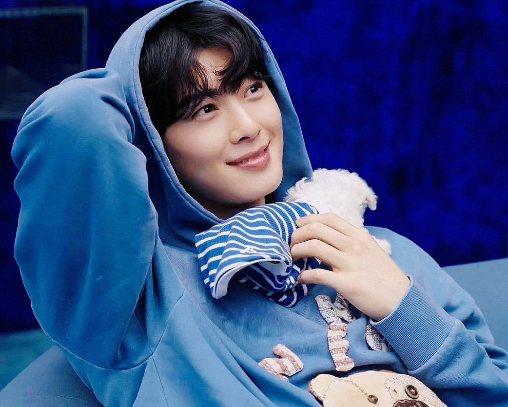 Cha Eun-woo y su pequeño y precioso cachorro tienen una química perfecta. 