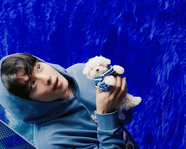 Cha Eun-woo y su pequeño y precioso cachorro tienen una química perfecta. 