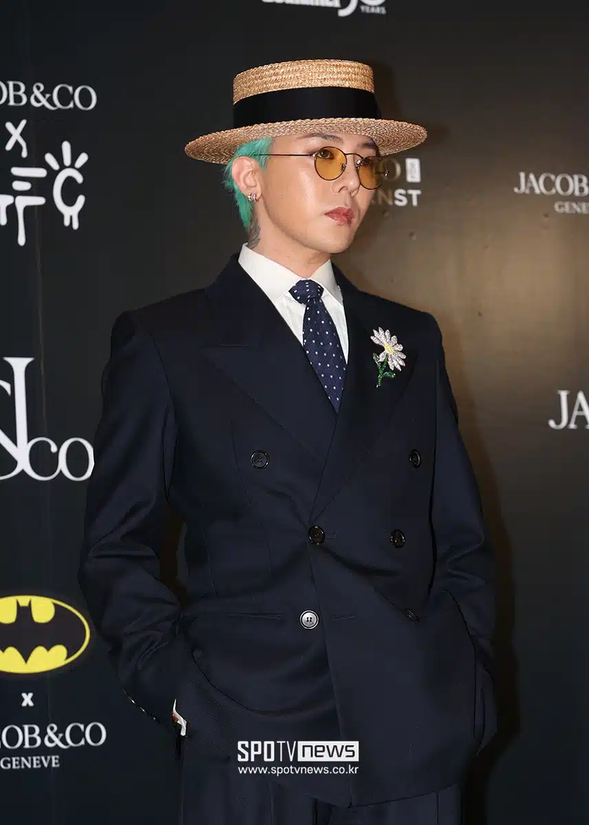 지드래곤님이 간지 끝판왕 패션을 보여줬네요