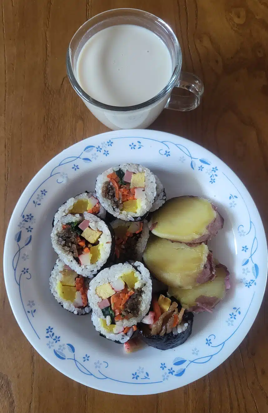 🥛🍠🍙두유와 김밥이랑 고구마로