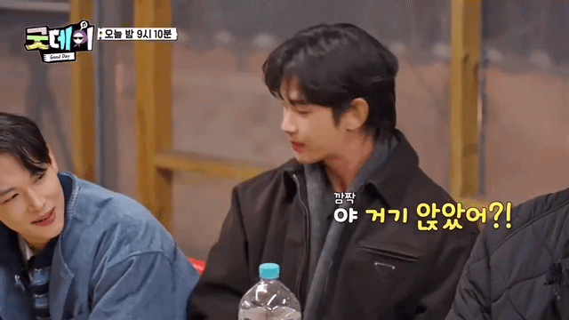 다정한 김수현, 바닥에 앉은 정해인에게 담요 챙겨주네요