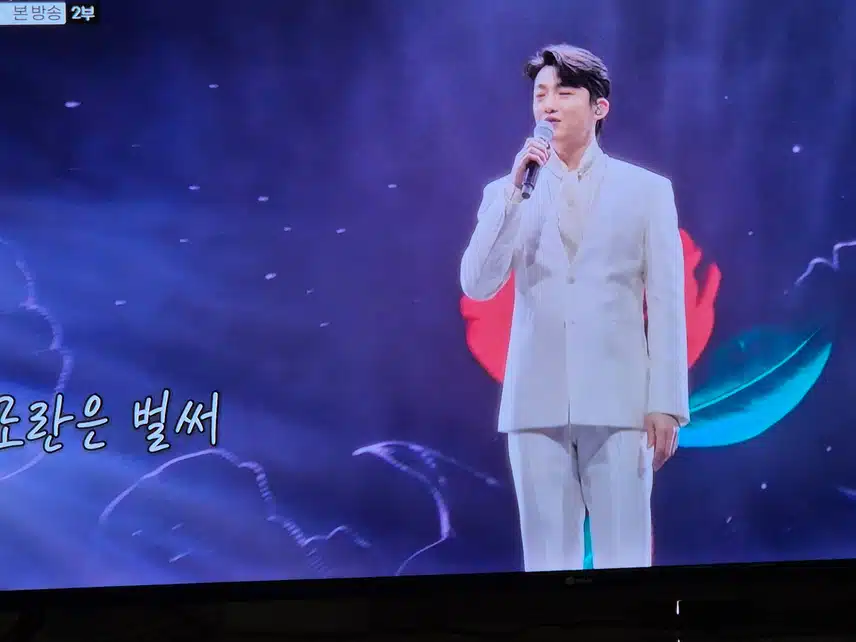 갈라쇼에서 고향과 사랑과 그리움을 표현한 모란동백을 불러주네요