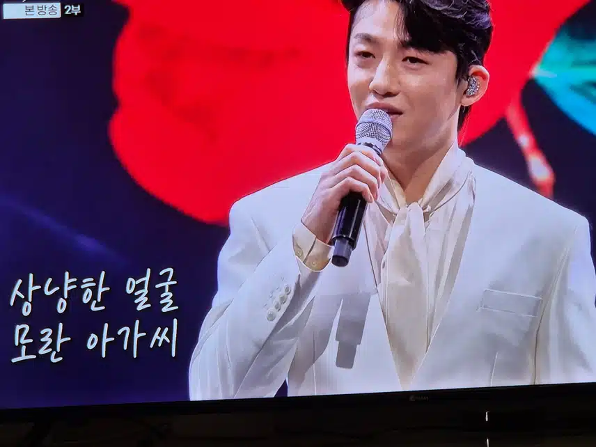 갈라쇼에서 고향과 사랑과 그리움을 표현한 모란동백을 불러주네요