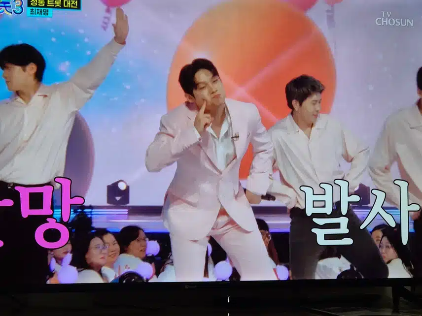 댄스를 곁들인 노래와 퍼포먼스로 국민평가단의 최고점수를받았네요