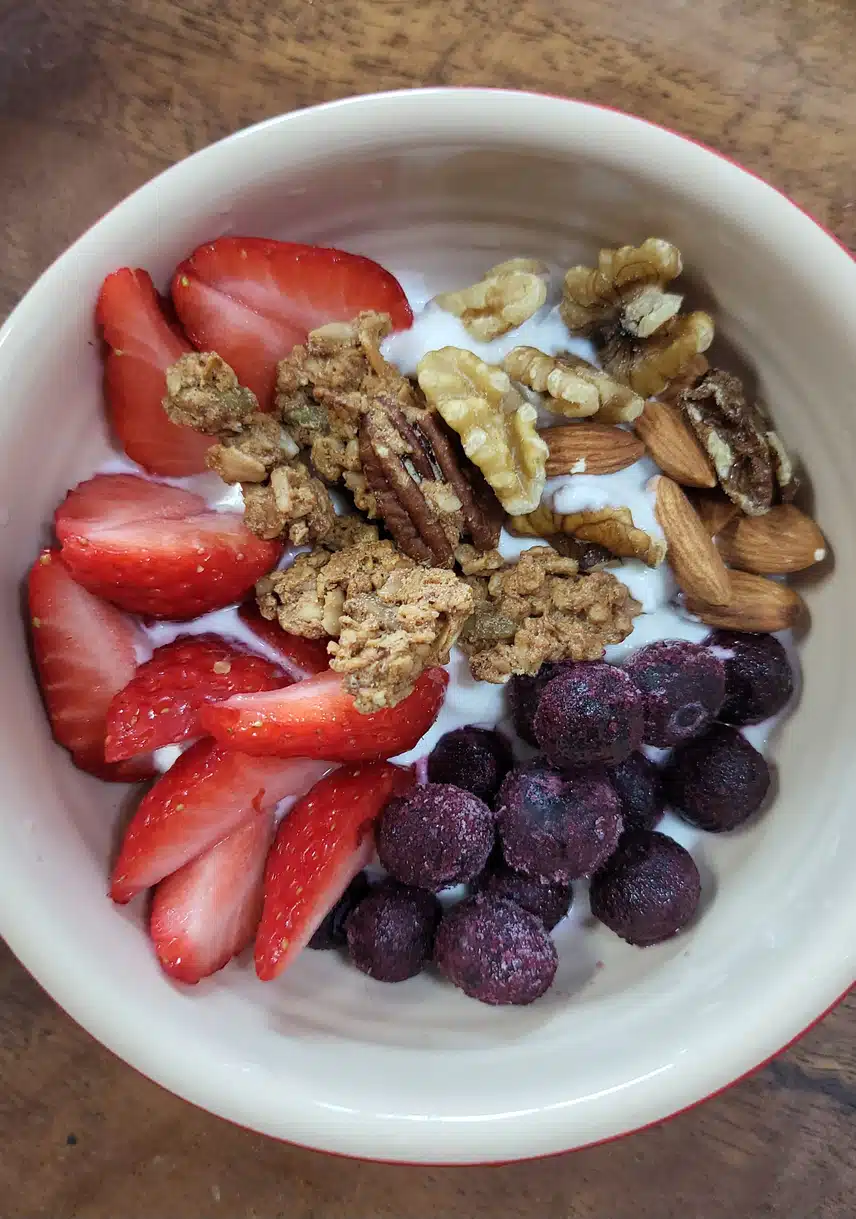 요거트에 견과류와 과일 🫐🍓🥜