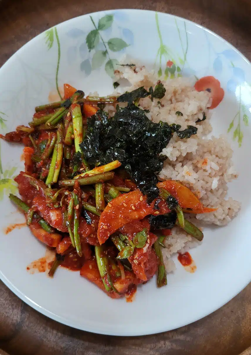 홍어 회덮밥으로 입맛 살려요.