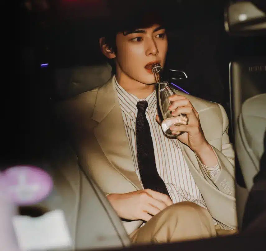 Cha Eun-woo luce genial y elegante incluso cuando bebe agua.