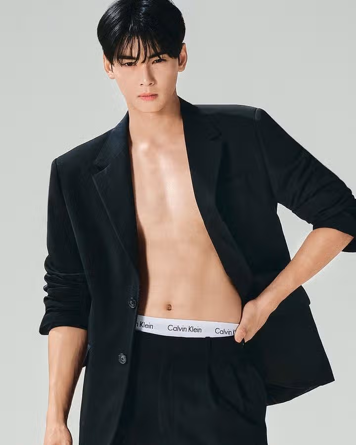 Cha Eun-woo muestra su cuerpo provocativo en una sesión fotográfica para Calvin Klein
