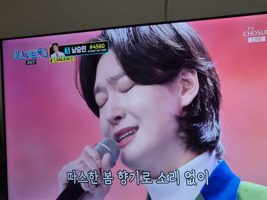 할머니를 생각하며 노래부르다 눈물을 보였네요