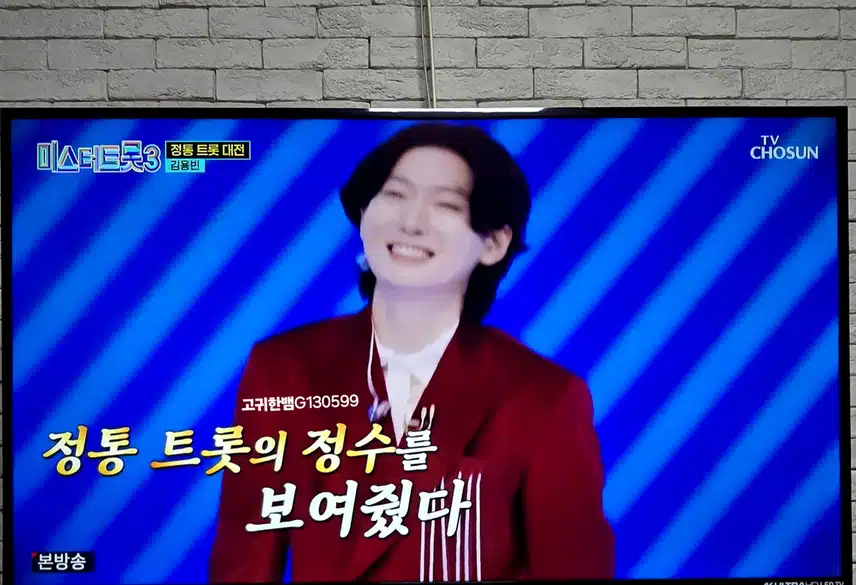 김용빈 님~~ <타향살이> 무대 엄청 멋집니다!