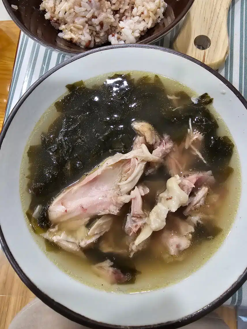 닭고기 넣은 미역국