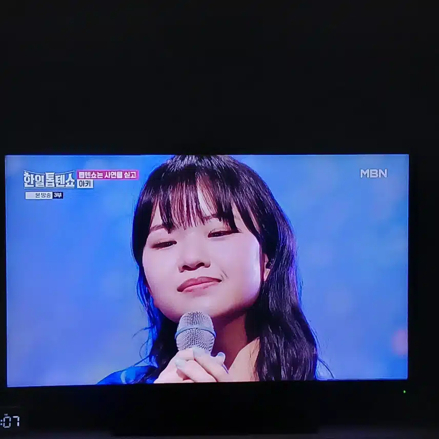 아름다운 목소리로 감동적인 무대 만드는 아키