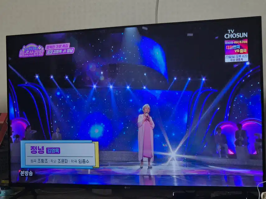 첫번째 대결을 하러 나오셨네요...목소리가 고우세요