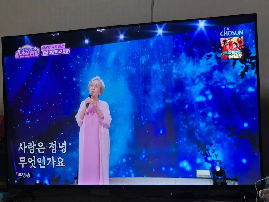 첫번째 대결을 하러 나오셨네요...목소리가 고우세요