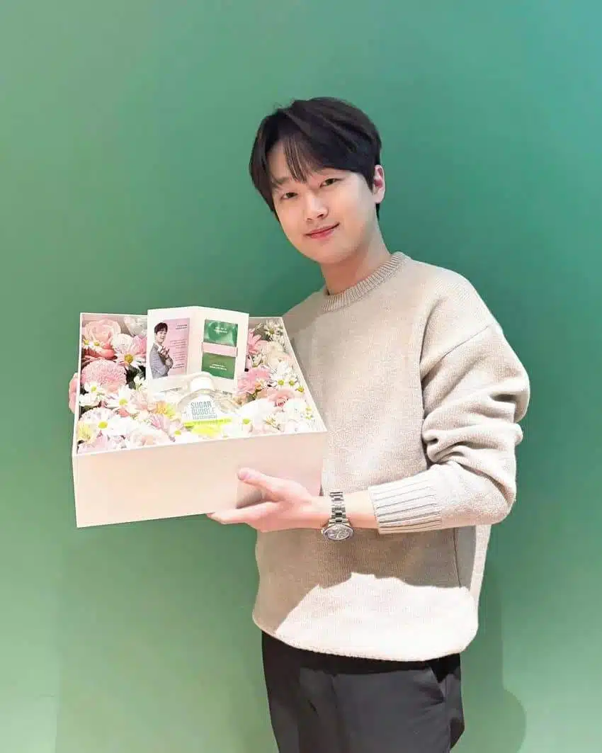 슈가버블에서 데뷔 5주년 기념 꽃박스 받은 찬원님 사진