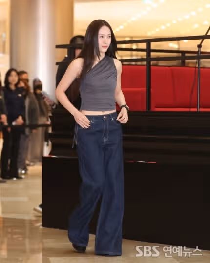 克里斯塔尔·奈特 (Krystal Knight) 昨天出席泰格豪雅 Racing 快闪店活动的照片jpg
