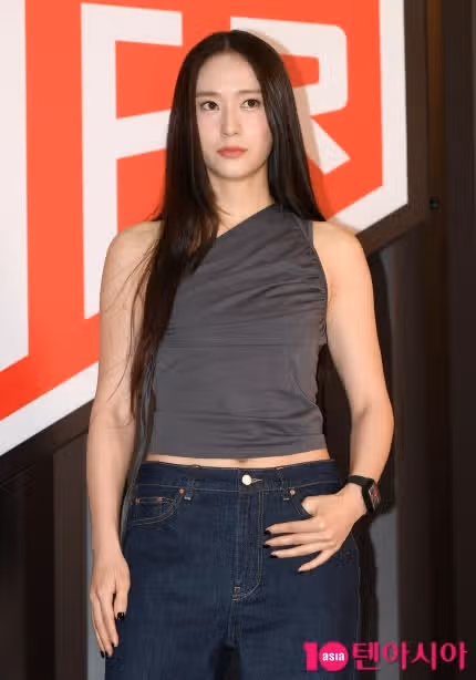 克里斯塔尔·奈特 (Krystal Knight) 昨天出席泰格豪雅 Racing 快闪店活动的照片jpg