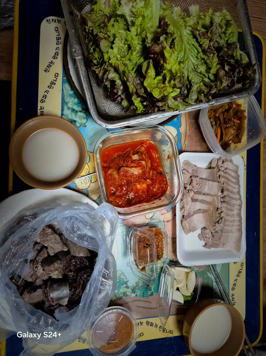 주말 산행후.수육.순대  막걸리 한잔 넘 좋아요. 땀 흘리고. 마시는 막걸리 한잔 ..