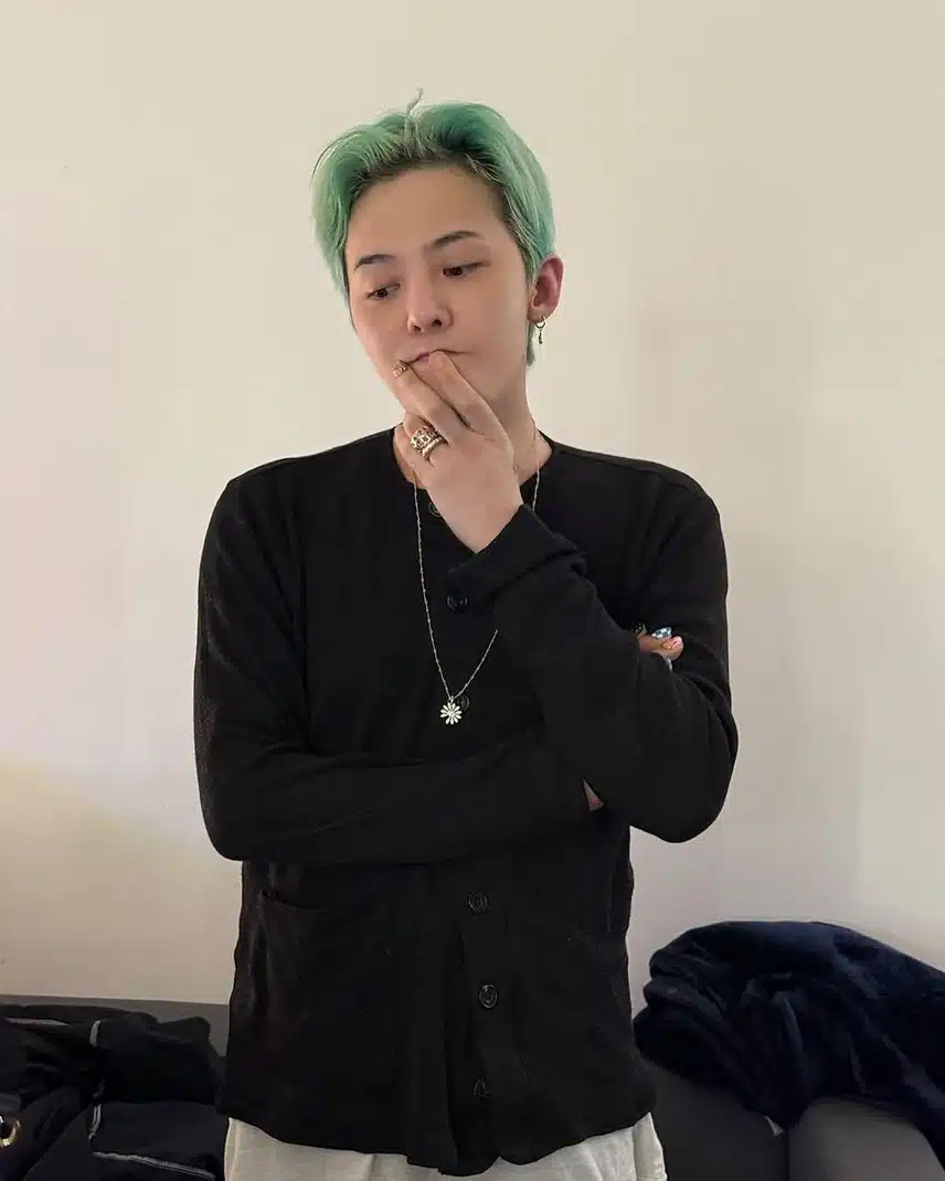 꽃무늬조끼도 잘 어울리는 지디 인스타 업 ! 