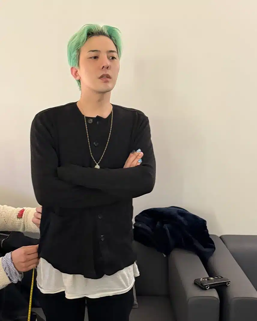 꽃무늬조끼도 잘 어울리는 지디 인스타 업 ! 