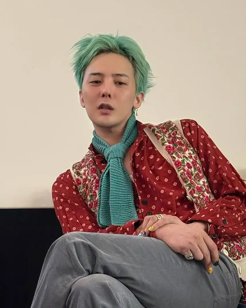 꽃무늬조끼도 잘 어울리는 지디 인스타 업 ! 