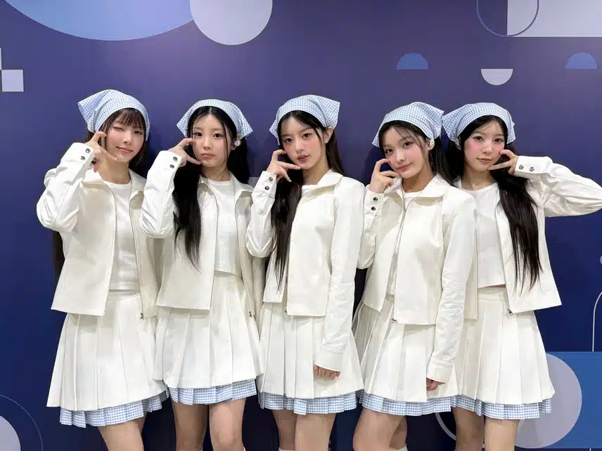 의상을 다 통일해서 좋은것 같아요 뭔가 예전 아이돌같은 느낌도 있구요