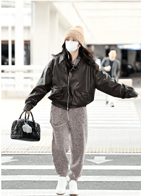 홍콩으로 출국하는 지수 너무 귀엽네요 ~