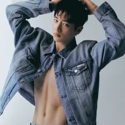 깨알근육 자랑하는 서강준님 멋진 화보네요