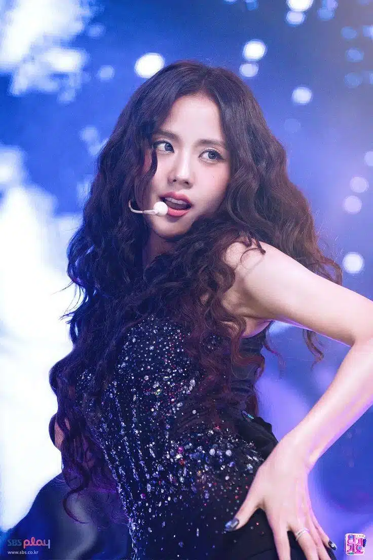 지수님 어스퀘이크 인가 현장포토 보고 있어요