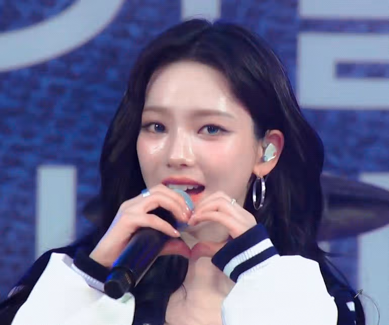 연세대 아카라카 축제만 가면 레전드 찍은 카리나 jpg