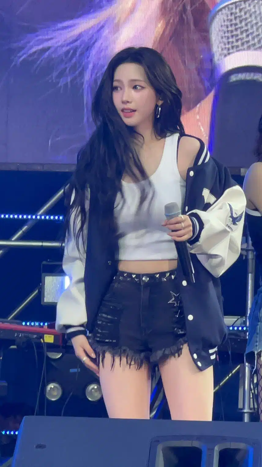 연세대 아카라카 축제만 가면 레전드 찍은 카리나 jpg