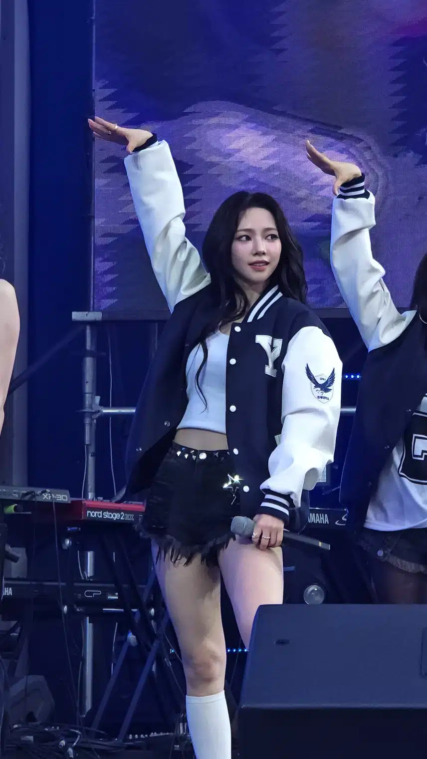 연세대 아카라카 축제만 가면 레전드 찍은 카리나 jpg