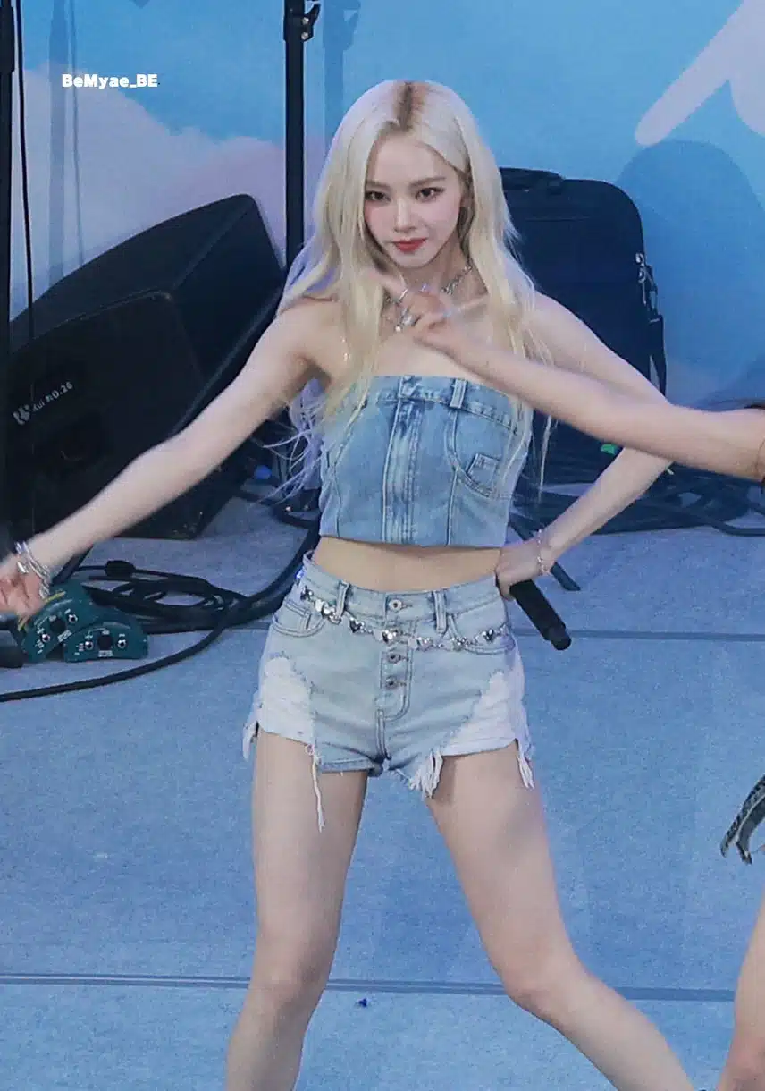 연세대 아카라카 축제만 가면 레전드 찍은 카리나 jpg